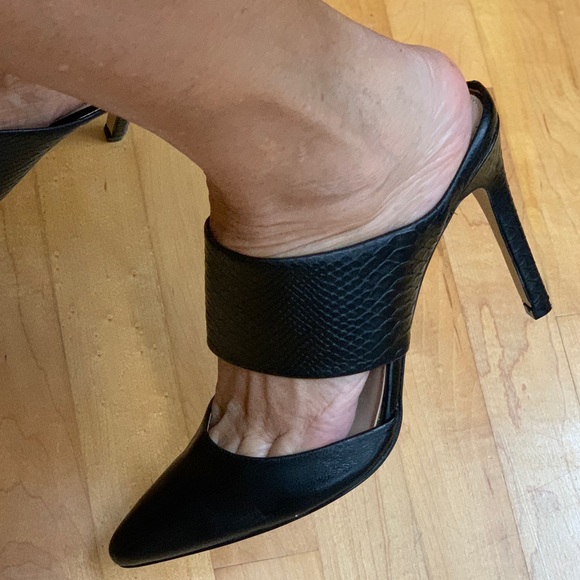 BANANA REPUBLIC GOOD CONDITION:  MULE BLACK PUMPS. - Picture 5 of 15